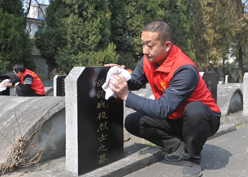 作为一名双堆集烈士陵园的“常客”，周杨对很多长眠于此的烈士事迹了如指掌。（资料图片）_副本.jpg