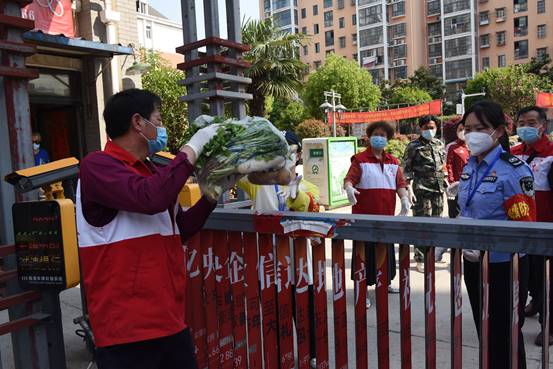2022年4月11日，淮南市红十字会刘富东志愿服务队的志愿者为封控小区居民送生活物资