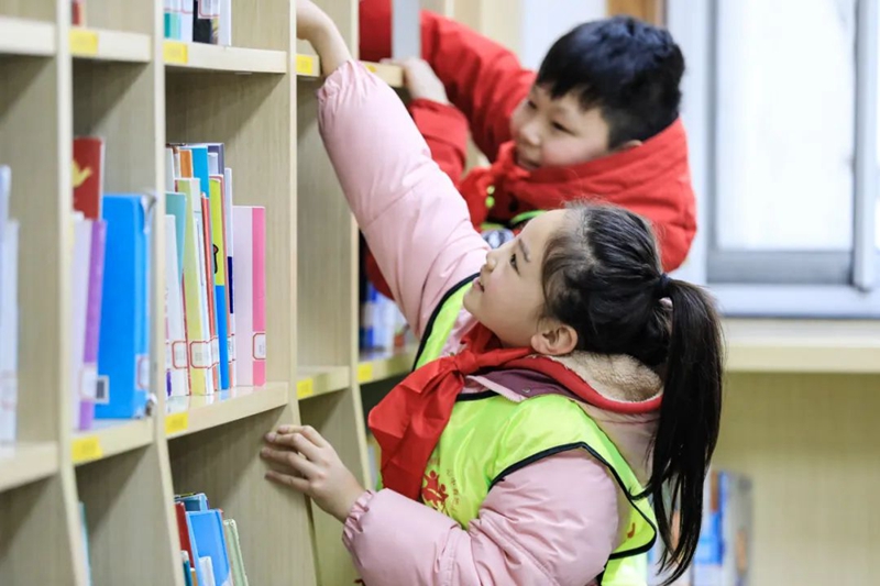  合肥市少年宫“红领巾”学雷锋争做小小图书管理志愿者