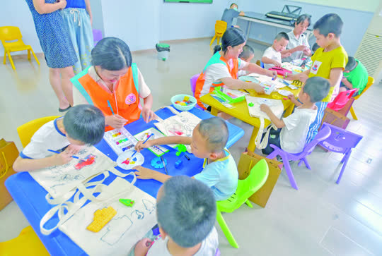 特教中心老师带着孩子们上绘画课。 记者 崔景印 摄.jpg