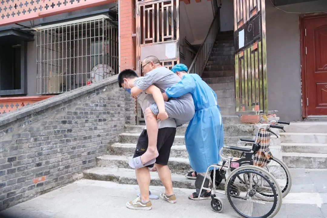 铜元局街道双峰山社区长江村�社区志愿者正在协助腿脚不便的老人去采样※点做核酸2.jpg