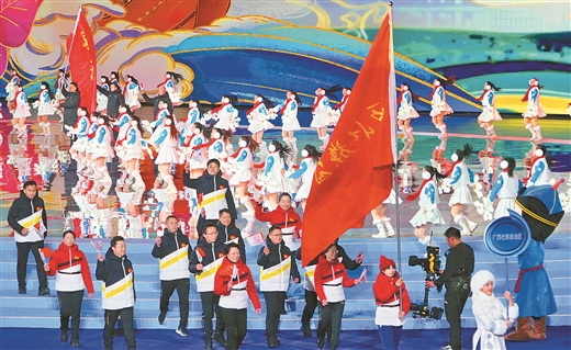 广西体育代表团亮相第十四届冬运会开幕式