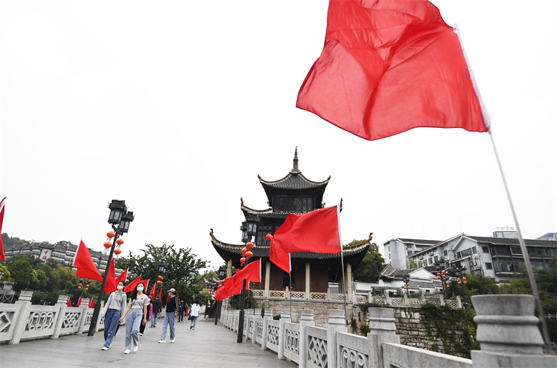 9月29日，市民在插满红旗的贵阳市甲秀楼周边参观游玩。2.jpg