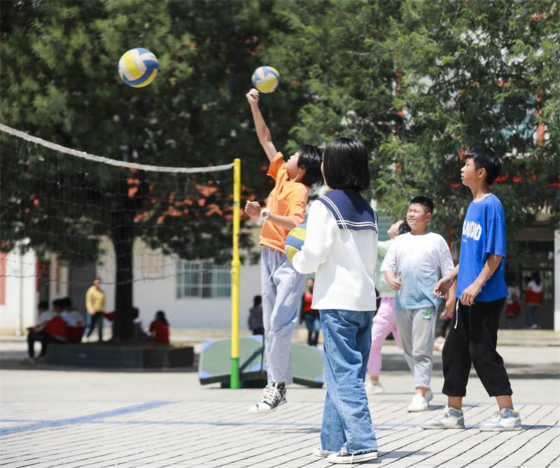 2022年9月6日，贵州省黔西市莲城街道天坪小学的学生在校园练习排球。 (2).JPG