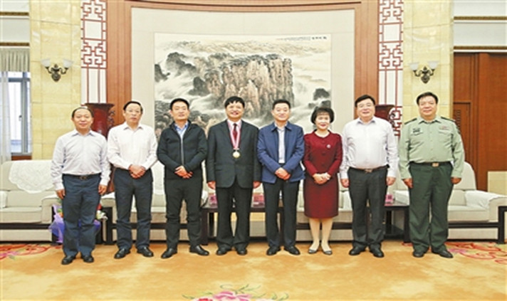 第二部分：10月14日，新乡市领导会见载誉归来的第五届全国道德模范李江福（左四），并与全国道德模范和提名奖获得者合影留念.jpg