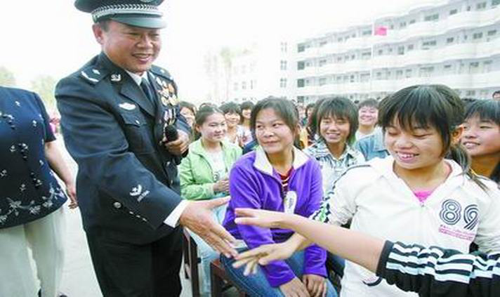 王百姓来到郑州市第二十九中学，演讲开始前和师生一起交流　。.png
