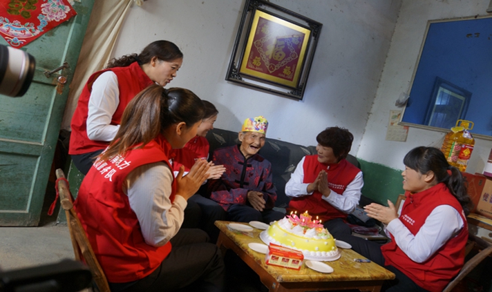 门金梅带领“三八雷锋班”姐妹们给老人过生日。图片来源：河南省文明办.jpg