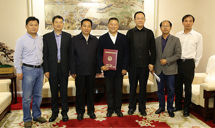 2015年10月14日，第五届全国道德模范提名奖王英杰（左四）载誉归来，获得开封市领导会见。.jpg
