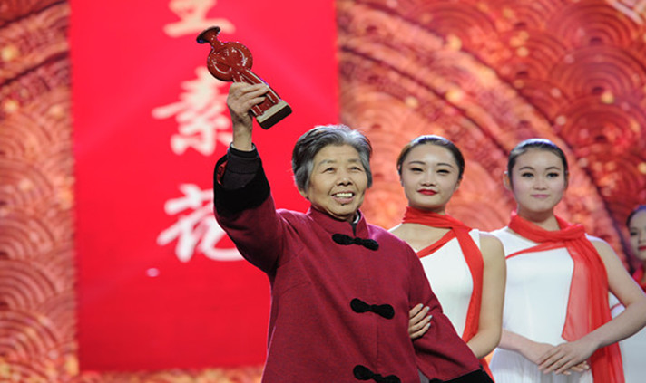 2016年3月20日，79岁高龄的王素花荣获“河南文化年度人物”称号_副本.jpg