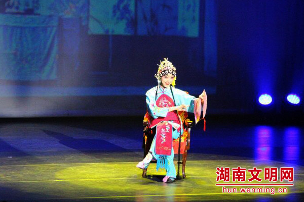 侨心艺术团将湘剧《拾玉镯》带到韩国舞台。