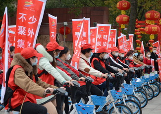 图为 2月25日，“轻骑”志愿者在娄星广场开展“戴口罩、不扎堆”活动启动仪式02.JPG