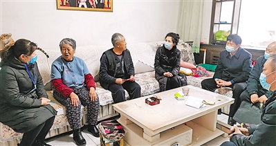 <p>　　中宁县“联合党委”成员单位慰问困难老人。</p>