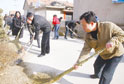 市级机关事务管理局工作人员到帮扶村清扫环境卫生。