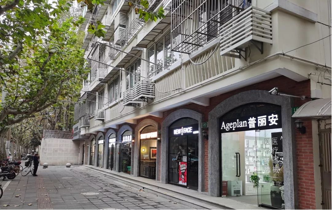 街镇信息  委托第三方对愚园路沿线店铺店招更新进行统一设计,改造