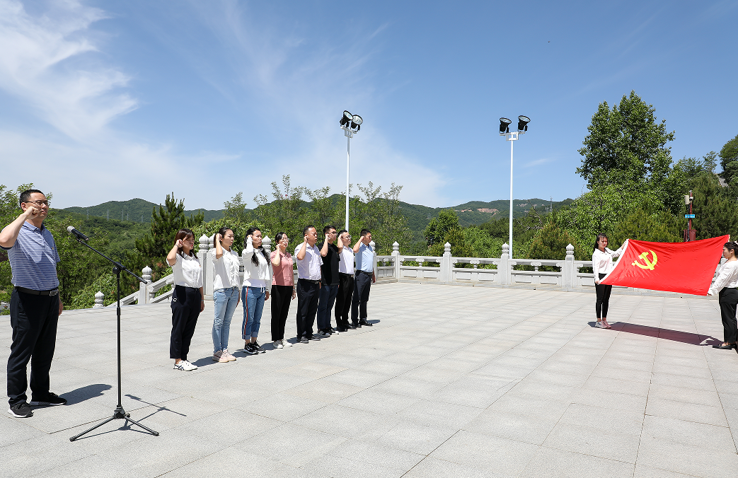 全体党员在陕甘边革命根据地英雄纪念碑前重温入党誓词。张力 摄