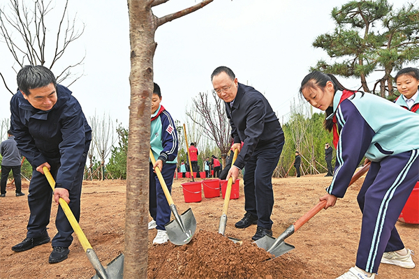省党政军领导参加省城义务植树活动